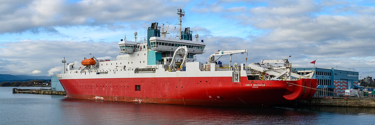 Subsea cable-laying vessel