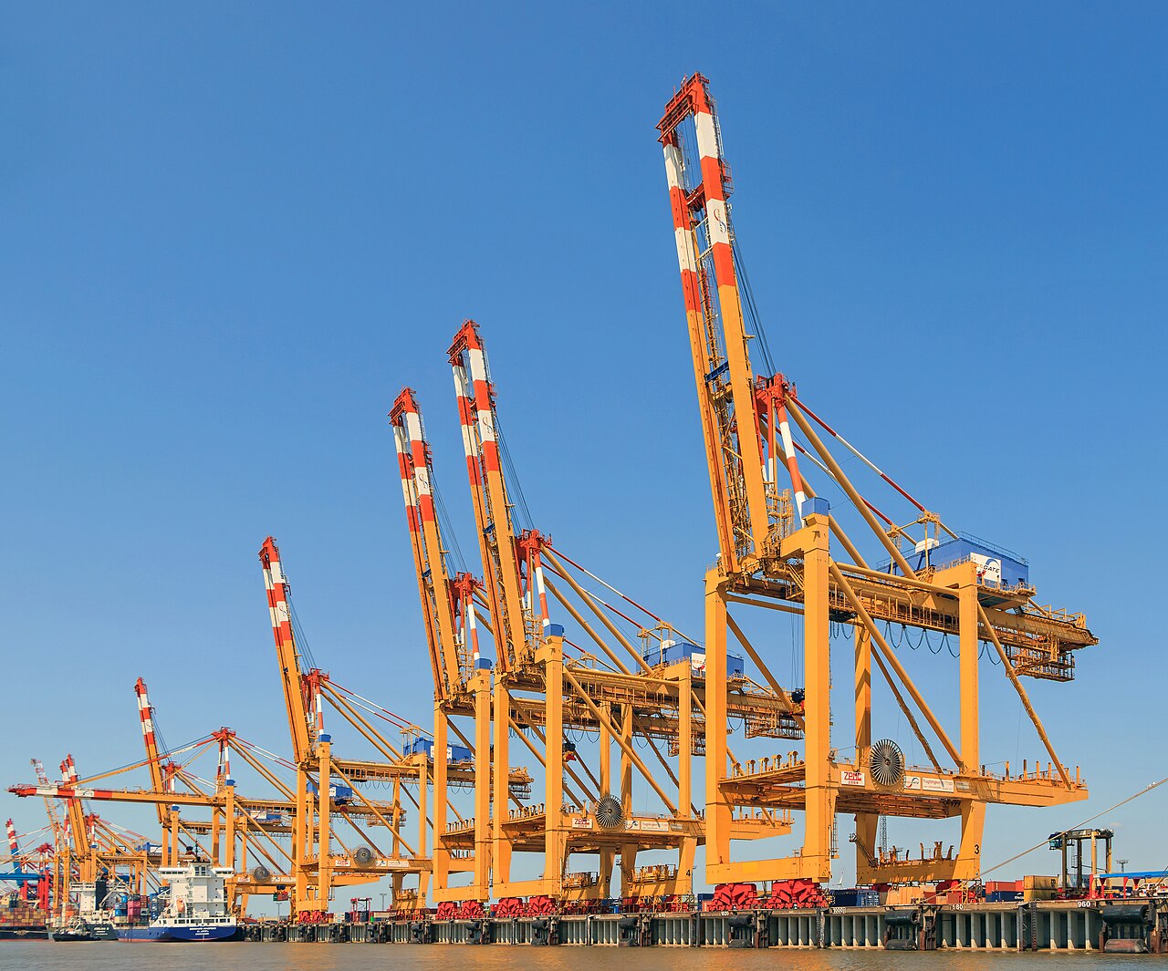 Container terminal with stacked containers and cranes