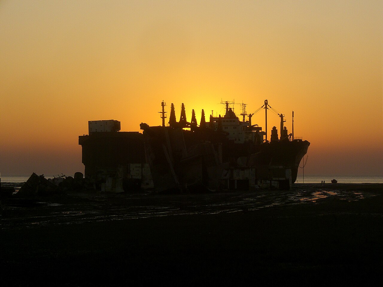 Ship Recycling Slumps to 50-Year Low as Global Fleet Ages at Record Pace